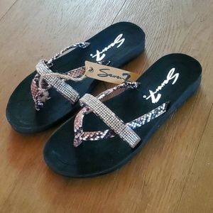 Seven7 Bondi Sandals Embellished Black Snake skin size 6 Sparkle